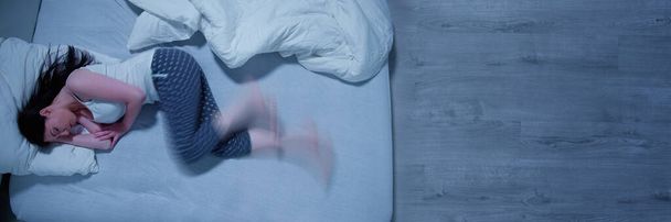 Woman With RLS - Restless Legs Syndrome. Sleeping In Bed - Foto, immagini