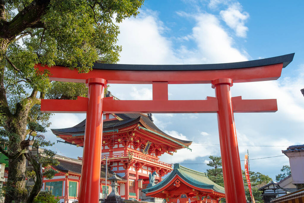 O ponto de vista mais bonito de Fushimi Inari Taisha (Santuário Fushimi Inari) é um destino turístico popular em Kyoto, Japão. (O texto japonês significa: abençoe você) - Foto, Imagem