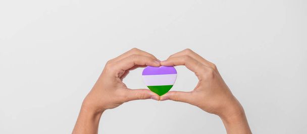 Queer Pride Day i koncepcja miesiąca dumy LGBT. fioletowy, biały i zielony kształt serca dla lesbijek, gejów, biseksualistów, transseksualistów, płci i społeczności panseksualnej - Zdjęcie, obraz