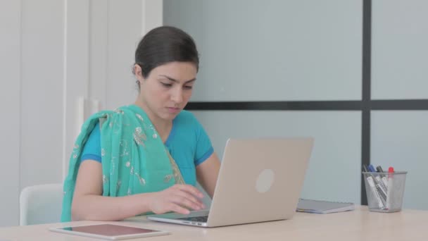 Mladá indická žena s bolestí krku pracující na notebooku - Záběry, video