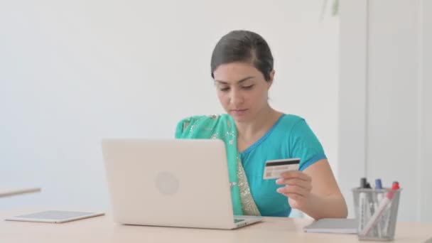 Indiase vrouw in Sari verstoord door Online Payment Failure op laptop - Video