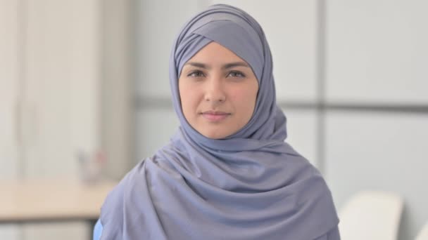 Πορτρέτο της σοβαρής μουσουλμανικής γυναίκας σε Hijab - Πλάνα, βίντεο