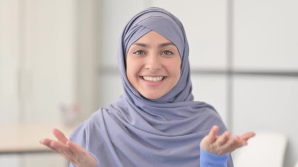 Moslim vrouw in hidjab doet Online video Chat - Video