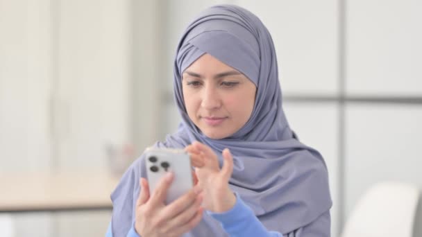 Portrét muslimské ženy v Hidžábu šokován ztrátou na Smartphone - Záběry, video