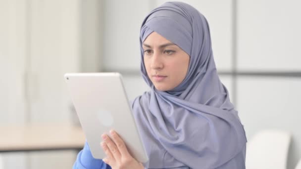 Портрет мусульманки в хиджабе с помощью планшетного компьютера - Кадры, видео