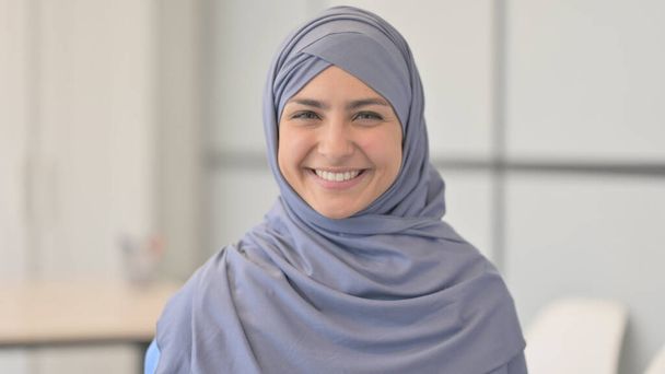 ヒジャーブにおけるムスリム女性の笑顔の肖像 - 写真・画像