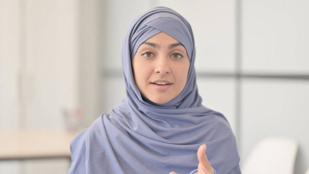 オンラインビデオチャットを行うヒジャブのイスラム教徒の女性 - 写真・画像