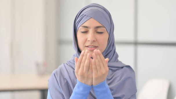 Portret muzułmanki w Hidżabie Modlącej się do Allaha - Zdjęcie, obraz