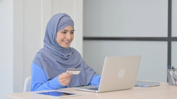 Donna musulmana in Hijab Godendo Shopping Online - Foto, immagini