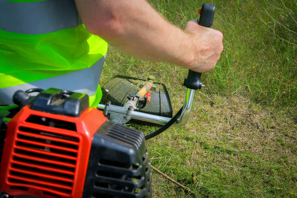 Çim biçme makinesiyle çim biçen işçiler - Fotoğraf, Görsel