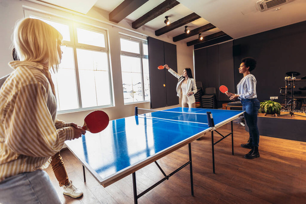Jovens jogando tênis de mesa no escritório no trabalho - Foto, Imagem