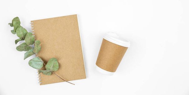 Papír eldobható csésze és jegyzettömb újrahasznosított papírpoharakból, felülnézetből, másolótérből. - Fotó, kép