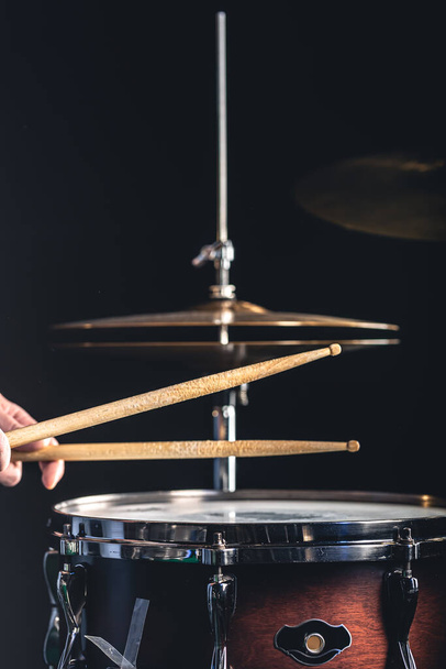 Snare drum en bekkens op een zwarte achtergrond, percussie-instrument close-up. - Foto, afbeelding