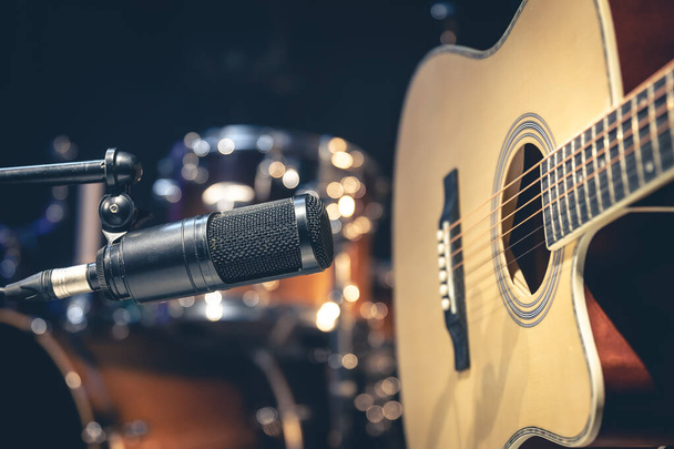 Acoustic guitar and microphone, close up, recording in a music studio. - Valokuva, kuva