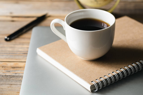 Šálek kávy, notepad a notebook, koncepce kancelářské práce, pracoviště. - Fotografie, Obrázek
