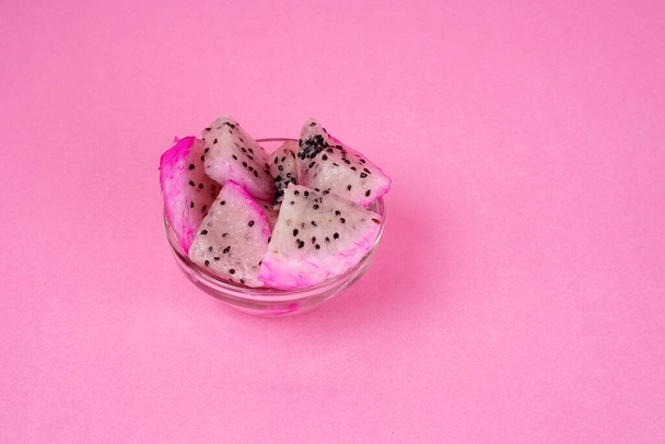 Gezonde draak fruit of pitaya geïsoleerd op de achtergrond. - Foto, afbeelding