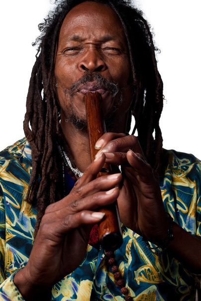 Rastafari tocando la flauta
 - Foto, imagen