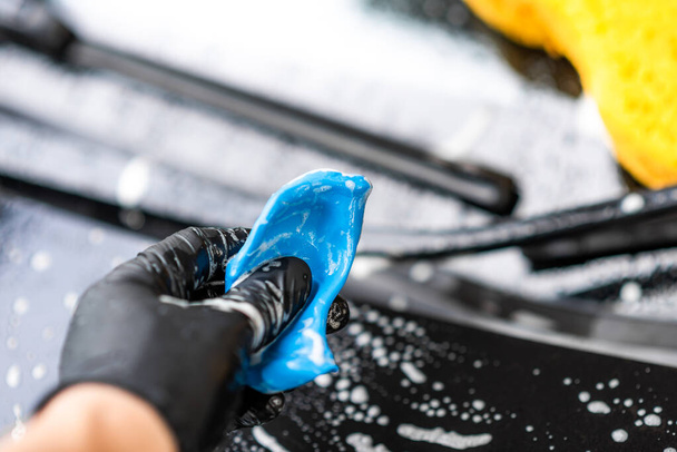 Das schwarze Auto waschen. Auto-Reinigungs- und Auto-Pflegekonzept. - Foto, Bild