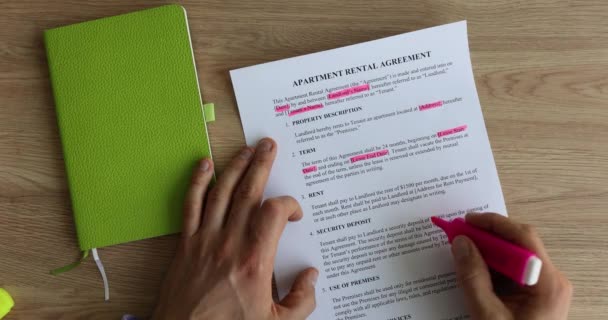 Forma de contrato de arrendamiento y el inquilino hace marcas con marcador rosa. Contrato de arrendamiento - Metraje, vídeo