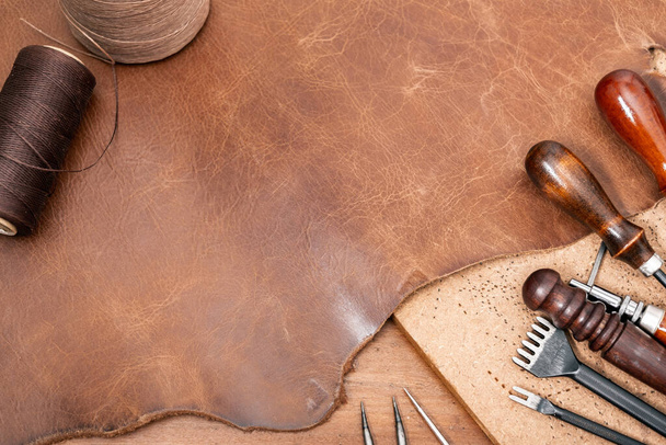 détails rapprochés de cuir marron, matériau pour le travail du cuir. - Photo, image