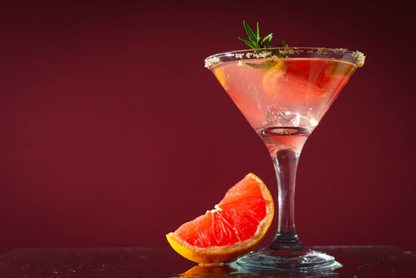 Грейпфрутовый коктейль, алкоголь или безалкогольный напиток для вечеринки, место для текста - Фото, изображение
