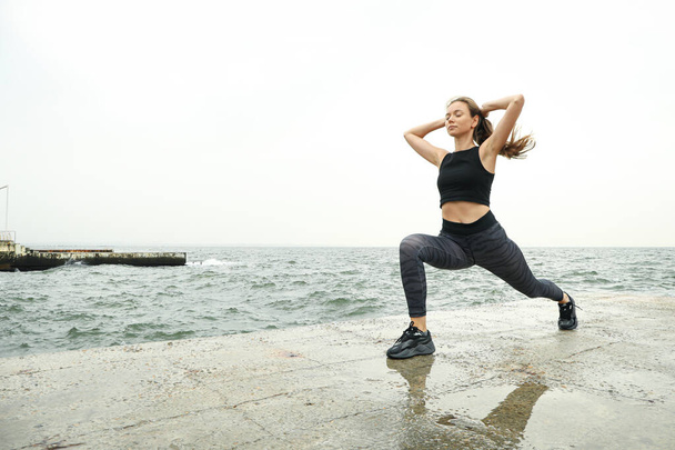 Sport buiten met jonge vrouw, concept van gezondheid en lichaamsverzorging - Foto, afbeelding