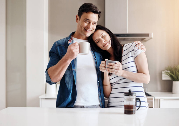 Inizia la giornata con caffè e amore. una giovane coppia felice che prende un caffè insieme a casa - Foto, immagini