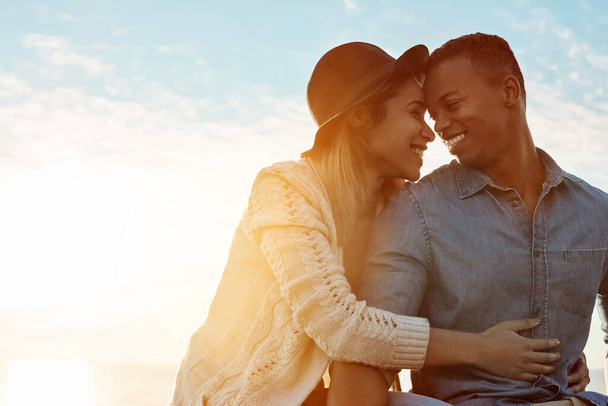 Amo-te mais. um jovem casal feliz desfrutando de um dia romântico ao ar livre - Foto, Imagem