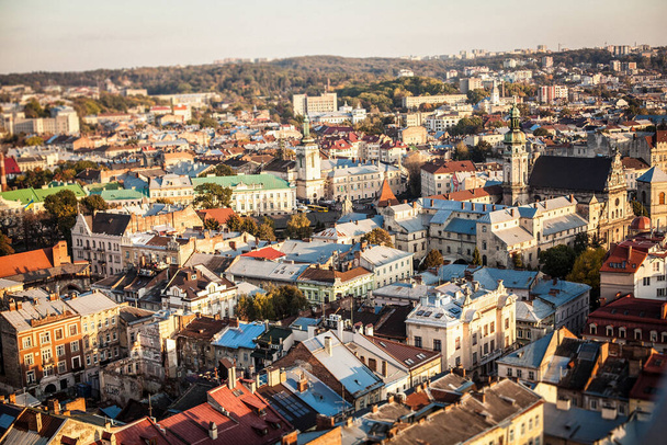 Panorama de Lviv Ucrânia. Imagem de uma antiga cidade ucraniana em um dia ensolarado da vista de um pássaro. Fotos sobre viagens e arquitetura antiga. - Foto, Imagem