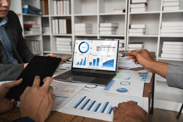 Zespół biznesowy analizuje wykresy dochodów i wykresy z laptopem. Analiza biznesowa i koncepcja strategii. - Zdjęcie, obraz