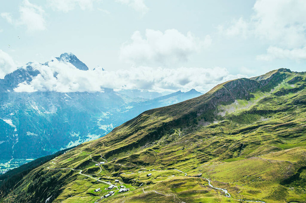 Paysage montagneux estival avec herbe verte et sommets montagneux. Alpes suisses - Photo, image