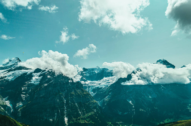 Letni krajobraz górski z zieloną trawą i szczytami górskimi. Alpy Szwajcarskie - Zdjęcie, obraz