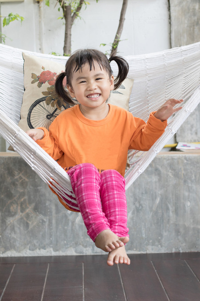 retrato de los niños dentadura sonriente y relajante en la ropa crad
 - Foto, Imagen