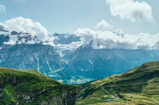 Letni krajobraz górski z zieloną trawą i szczytami górskimi. Alpy Szwajcarskie - Zdjęcie, obraz
