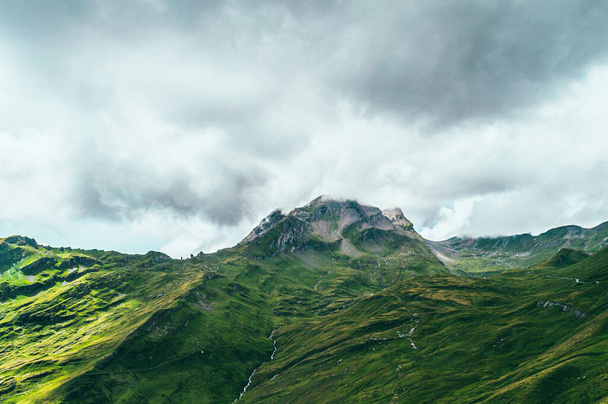 Sommerliche Berglandschaft mit grünem Gras und Berggipfeln. Schweizer Alpen - Foto, Bild