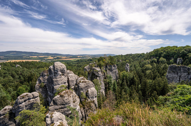 Roca áspera al amanecer desde el mirador de Lvek. Hruboskalsko es una reserva natural y pertenece a las ciudades rocosas más grandes del área protegida del paisaje del paraíso bohemio - Foto, imagen