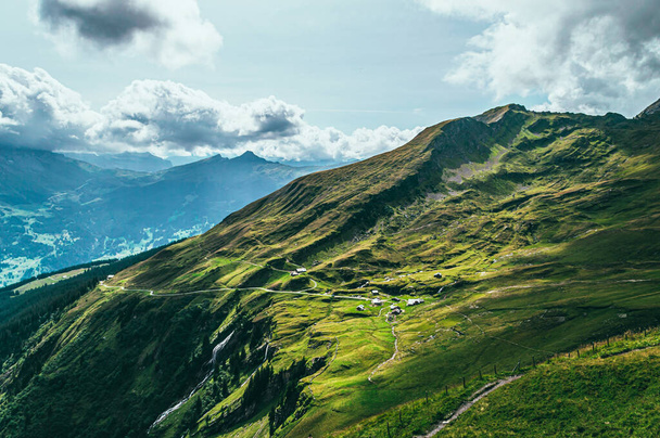 Letní horská krajina se zelenou trávou a vrcholky hor. Švýcarské Alpy - Fotografie, Obrázek