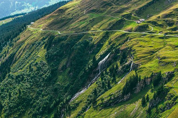 Paysage montagneux estival avec herbe verte et sommets montagneux. Alpes suisses - Photo, image