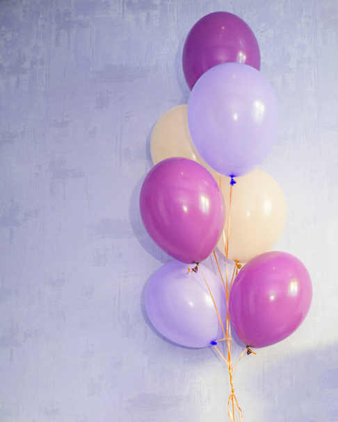 Luftballons bunt auf farbigem Hintergrund - Foto, Bild