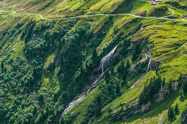 Zomer berglandschap met groen gras en bergtoppen. Zwitserse Alpen - Foto, afbeelding