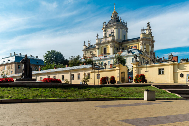Lviv, Ucrania, 8 de agosto de 2019, la plaza de Syaty Jura, Lviv Iglesia Católica de St. Jura - Foto, imagen