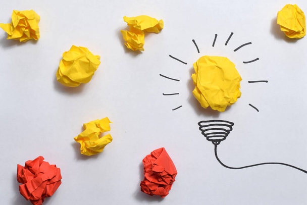 Idée créative, Inspiration, Nouvelle idée et concept d'innovation avec ampoule Crumpled Paper sur fond blanc
. - Photo, image