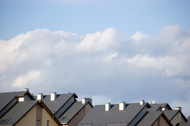 Ряд дахів будинків, панорама даху і хмарний пейзаж
 - Фото, зображення