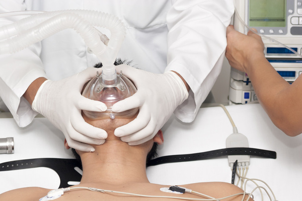 Patient receives artificial ventilation - Foto, Bild