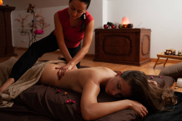 Güzel genç bir kadın güzellik salonunda masaj yaptırıyor.. - Fotoğraf, Görsel