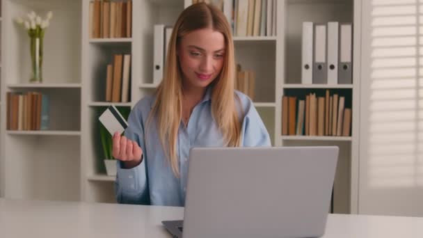Καυκάσιος ευτυχισμένη γυναίκα στο γραφείο στο σπίτι με φορητό υπολογιστή σε απευθείας σύνδεση ψώνια χαμογελαστός επιχειρηματίας πληρώνουν την αγορά στο Διαδίκτυο με υπολογιστή και τραπεζική πιστωτική κάρτα κορίτσι κράτηση παραγγελία πελάτη buy in ecommerce app - Πλάνα, βίντεο