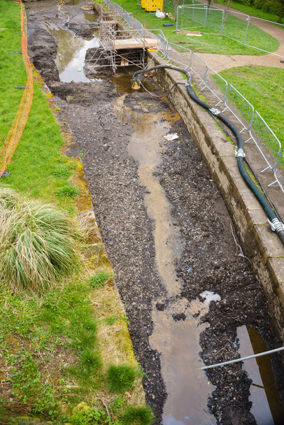 Дренажные и ремонтные работы на осушенном канале Ллангольен в бассейне Тревора Северный Уэльс - Фото, изображение