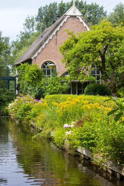 オランダ、ギヨーロン-住宅や庭園の典型的なオランダの郡側 - 写真・画像