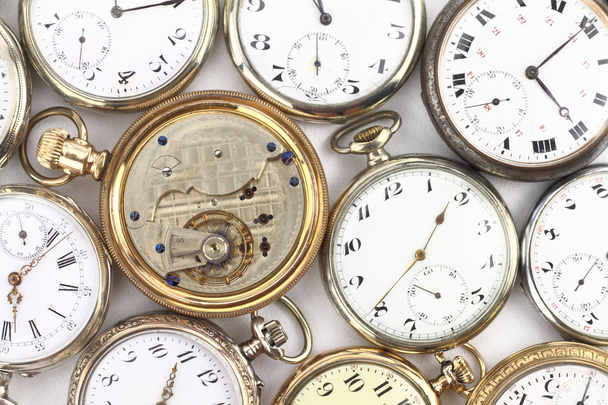 Vari orologi da tasca antichi su bianco
 - Foto, immagini