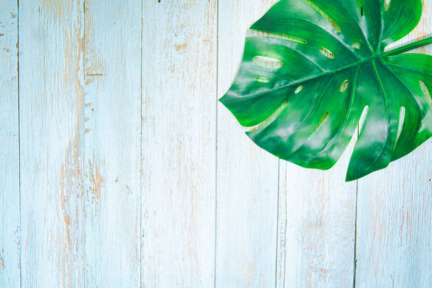 веб-баннер и плоские лежали летнее время с монстрами и тропическими деревьями на синем деревянном фоне - Фото, изображение
